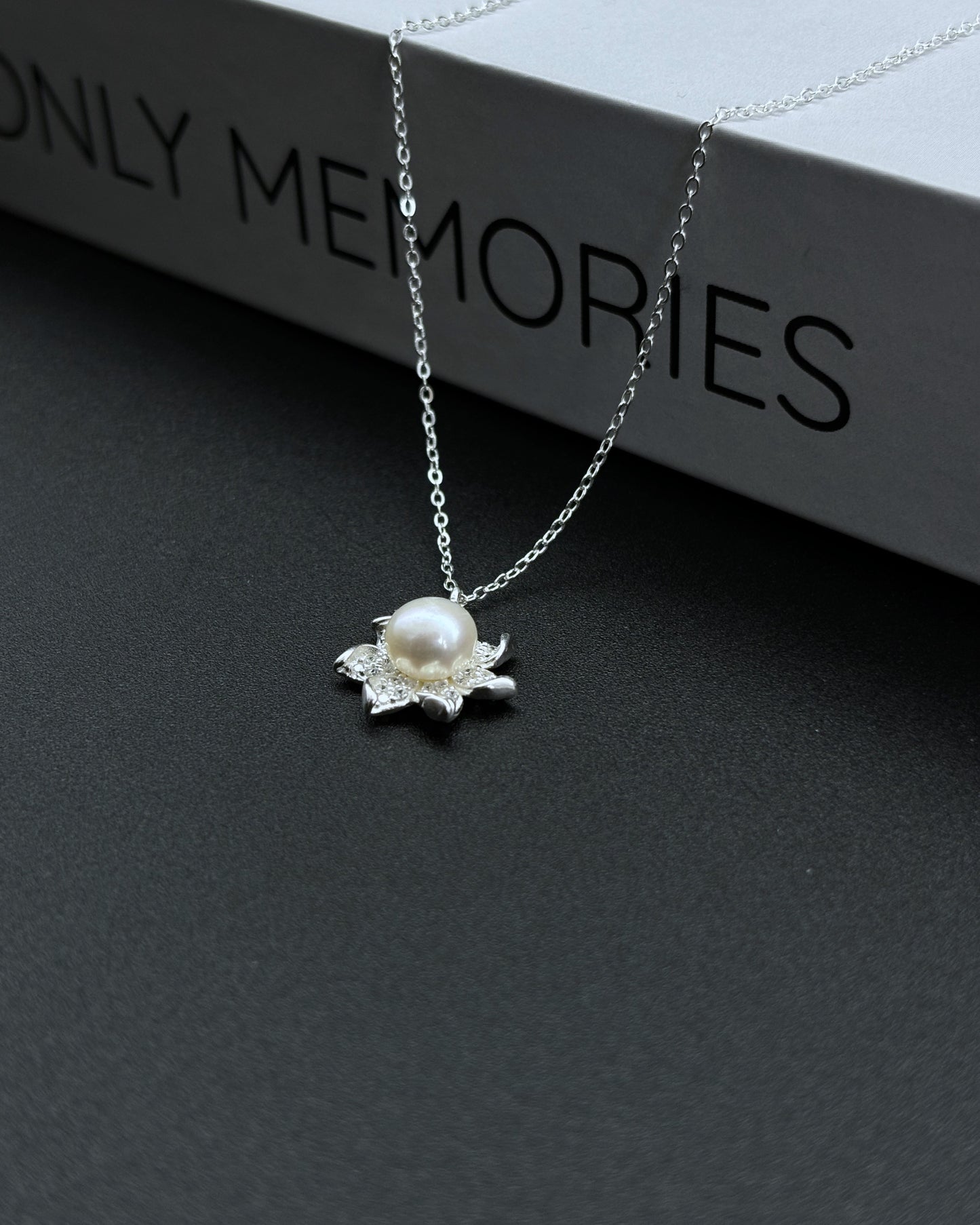 Lotus design pearl pendant