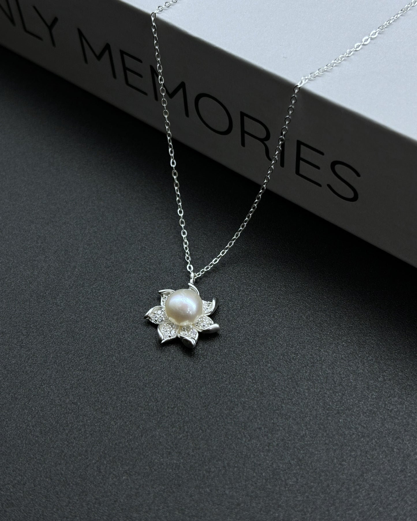 Lotus design pearl pendant