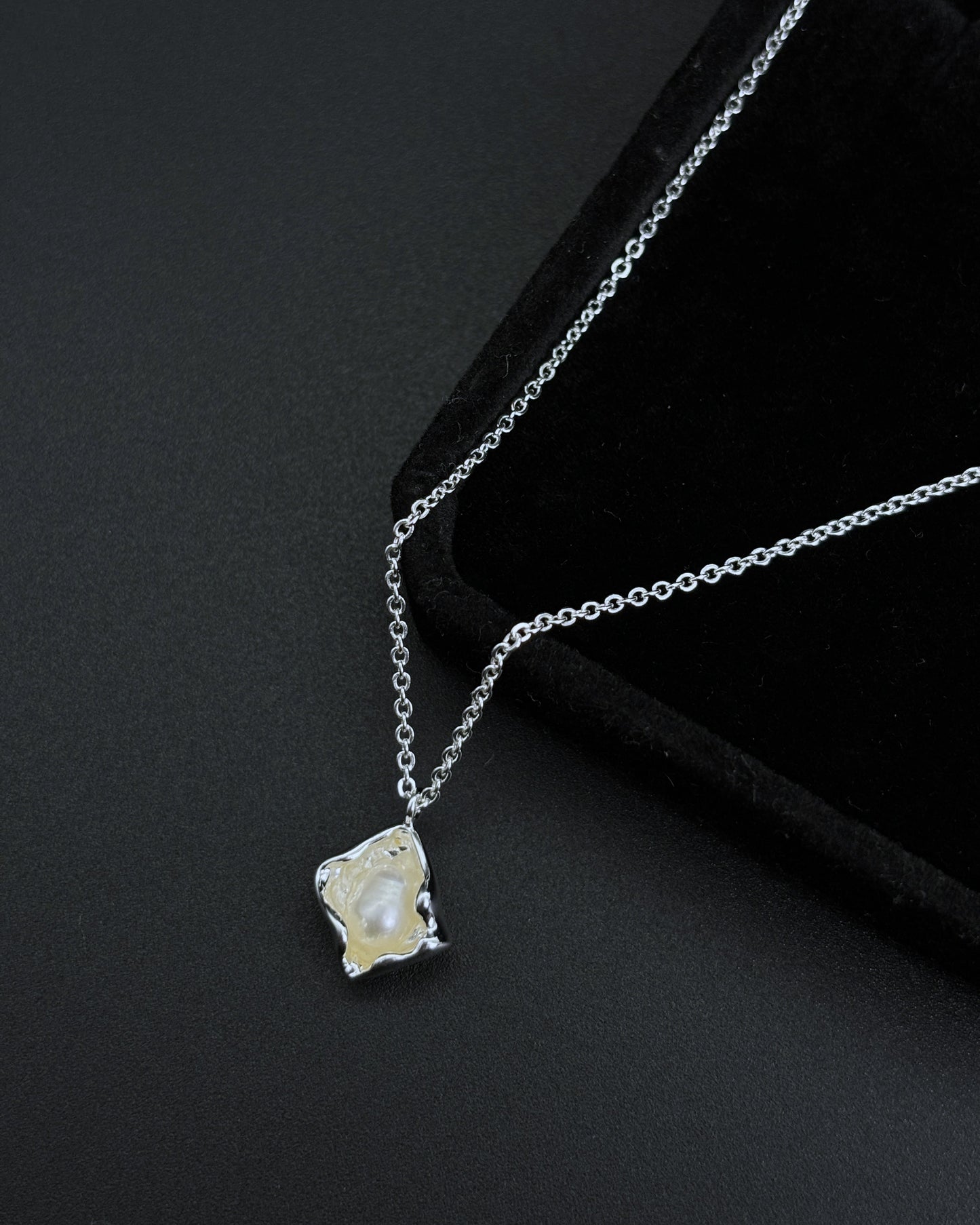 Package Geometric Design Pearl Hoisting