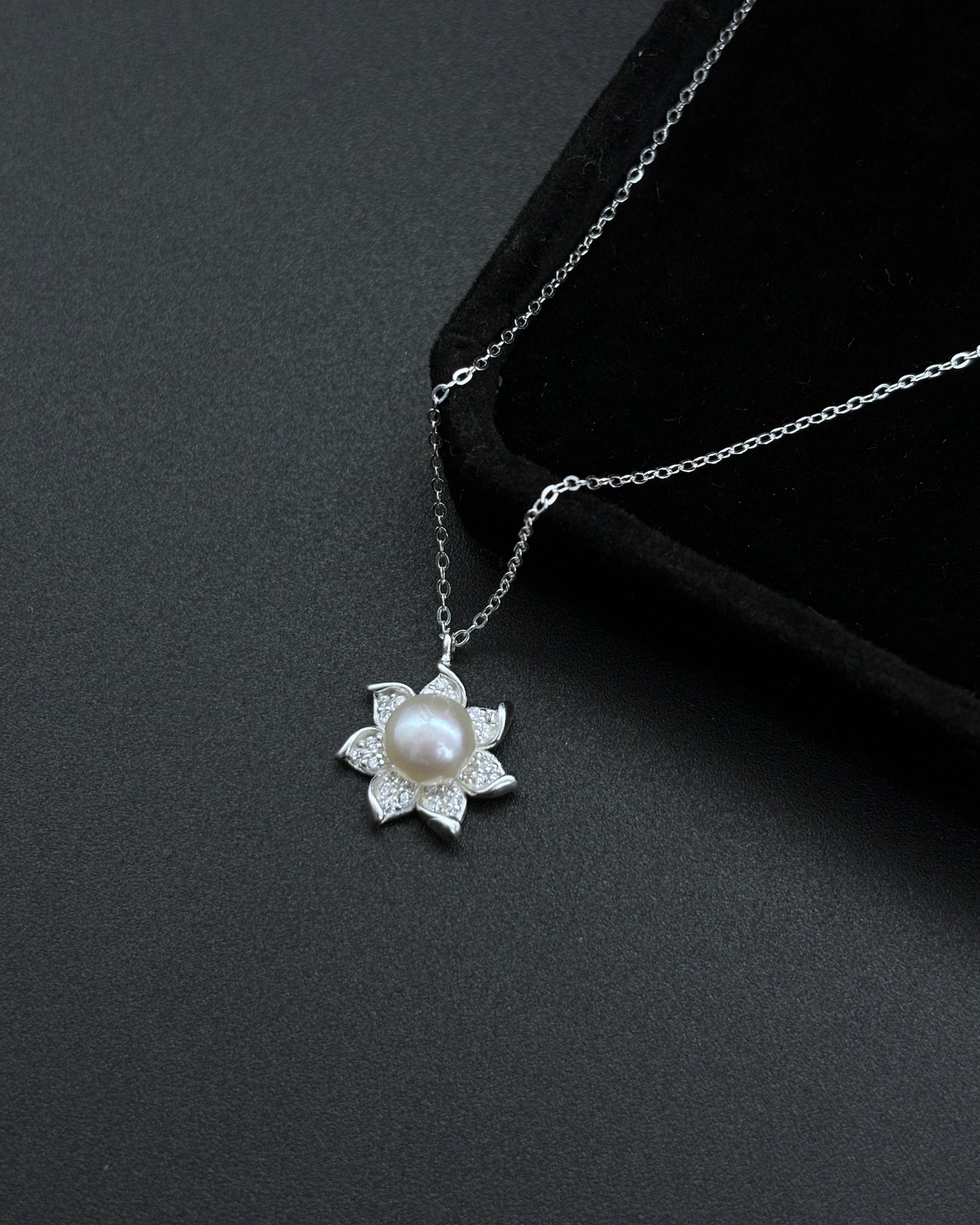 Lotus design pearl pendant
