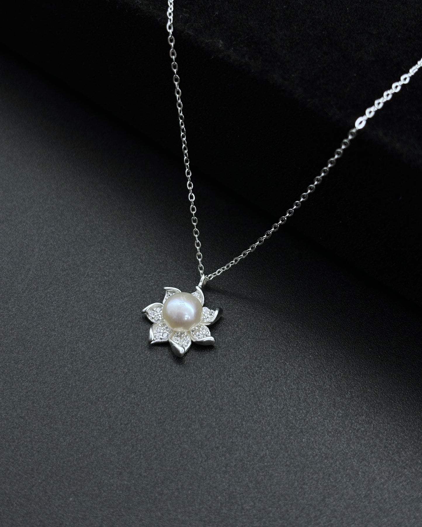 Lotus design pearl pendant
