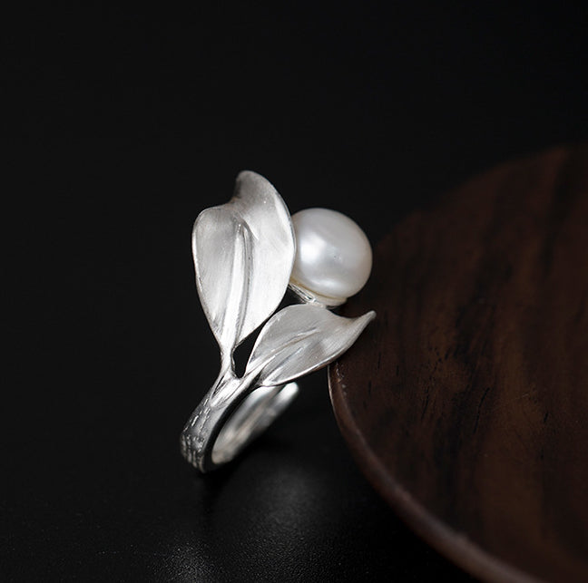 Simple leaf design pearl ring