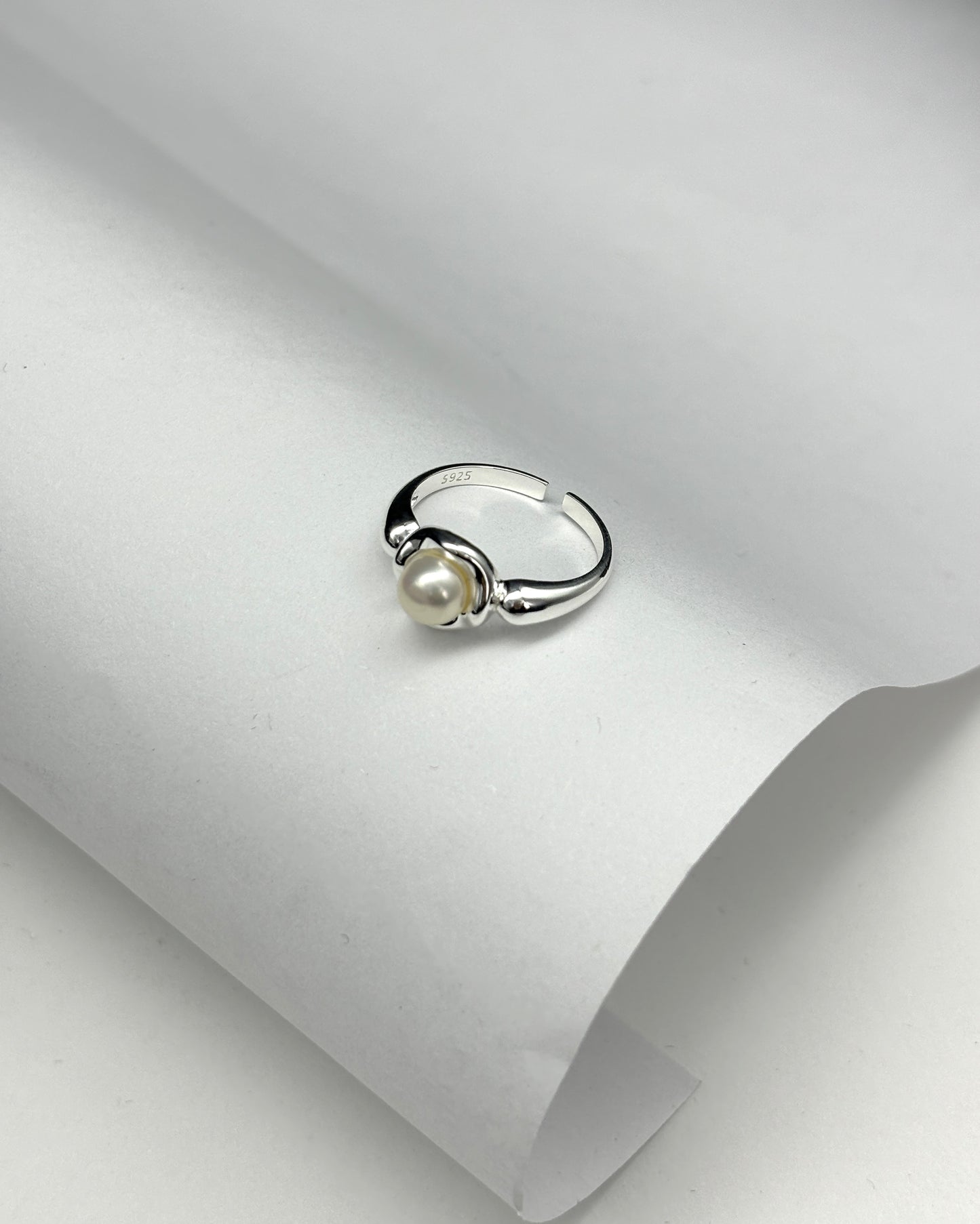 French Lady Irregular Round Pearl Ring