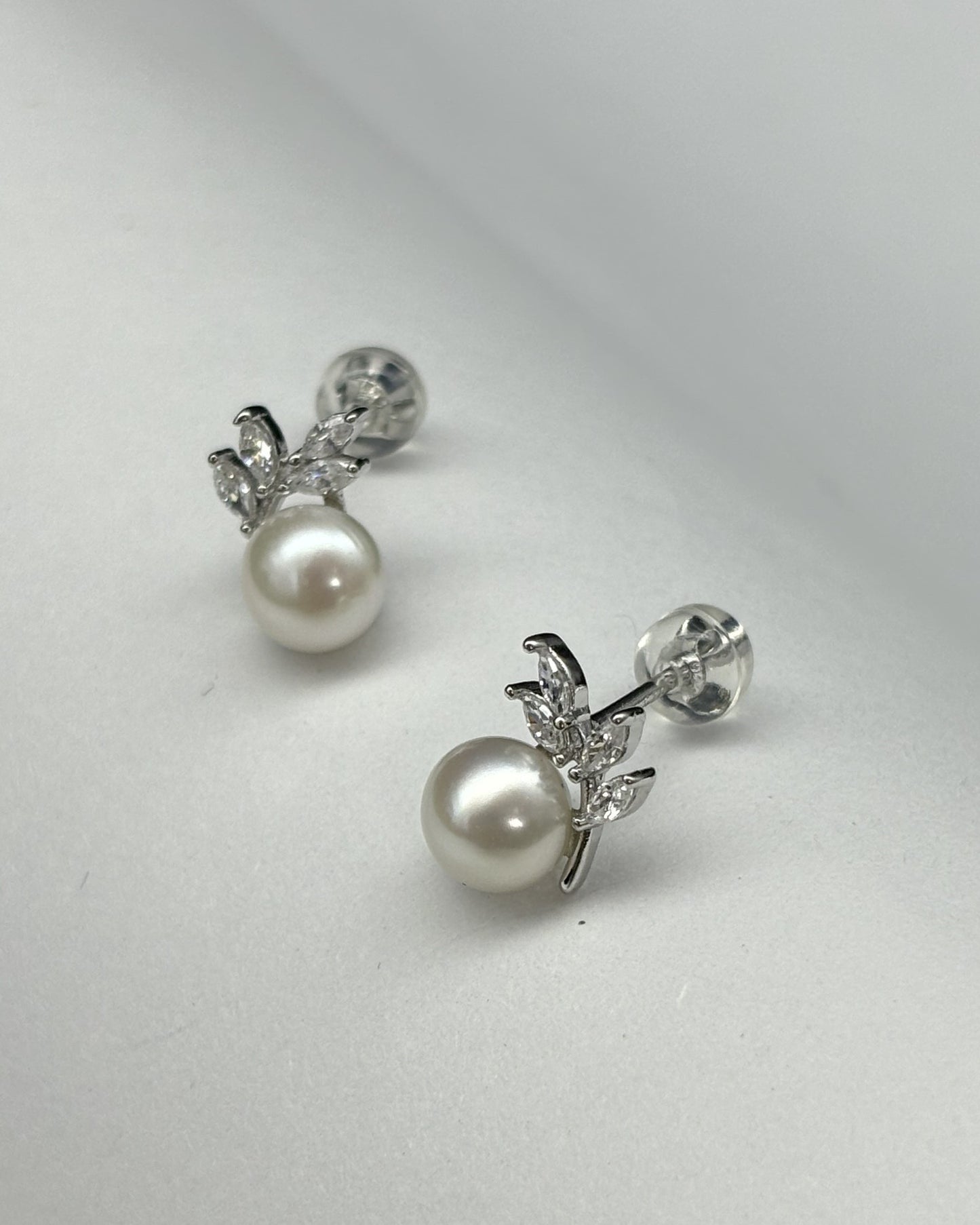 Leaf pearl earrings