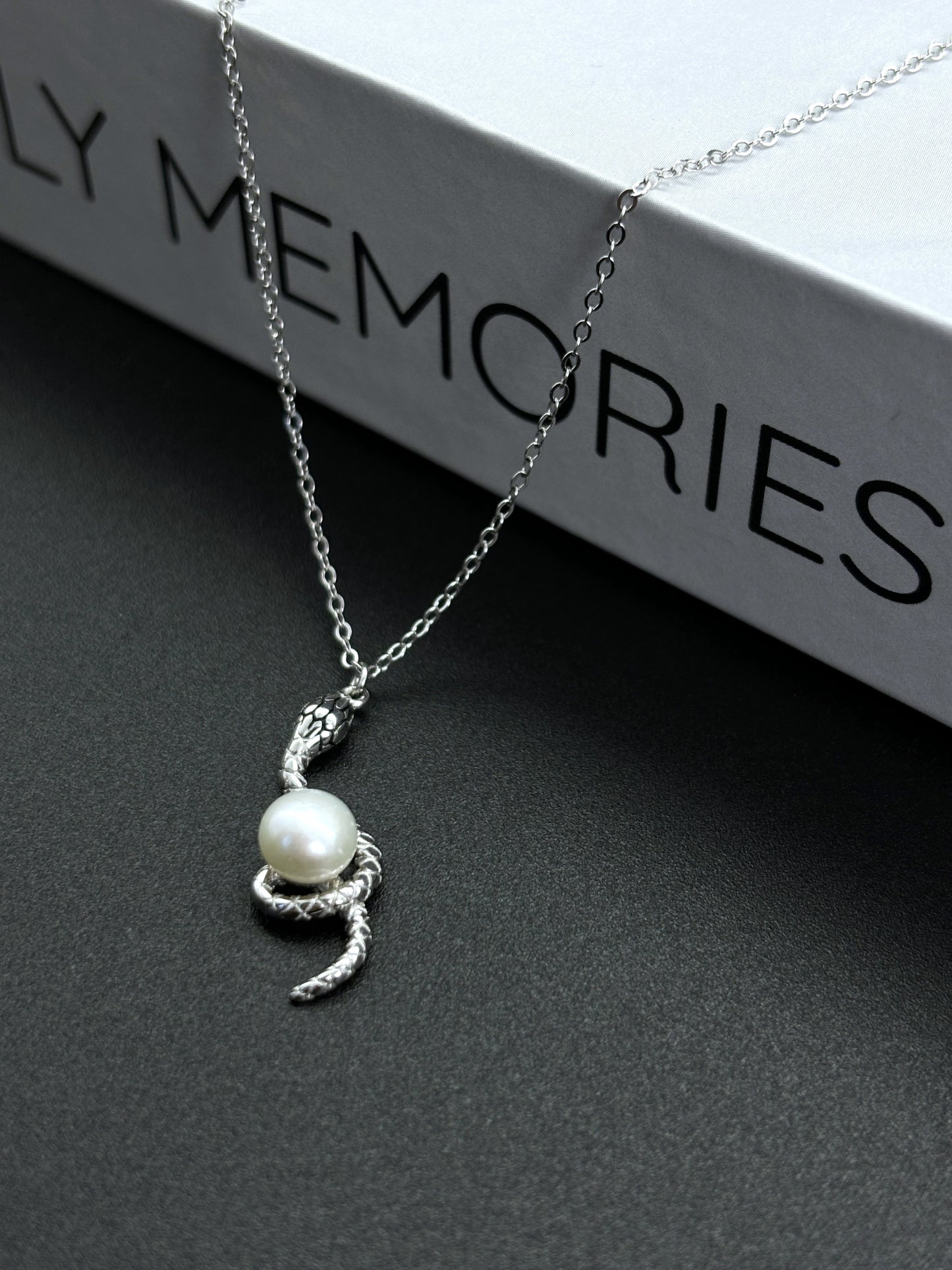 Premium Vintage Serpentine Design Clavicle Chain Pearl Pendant
