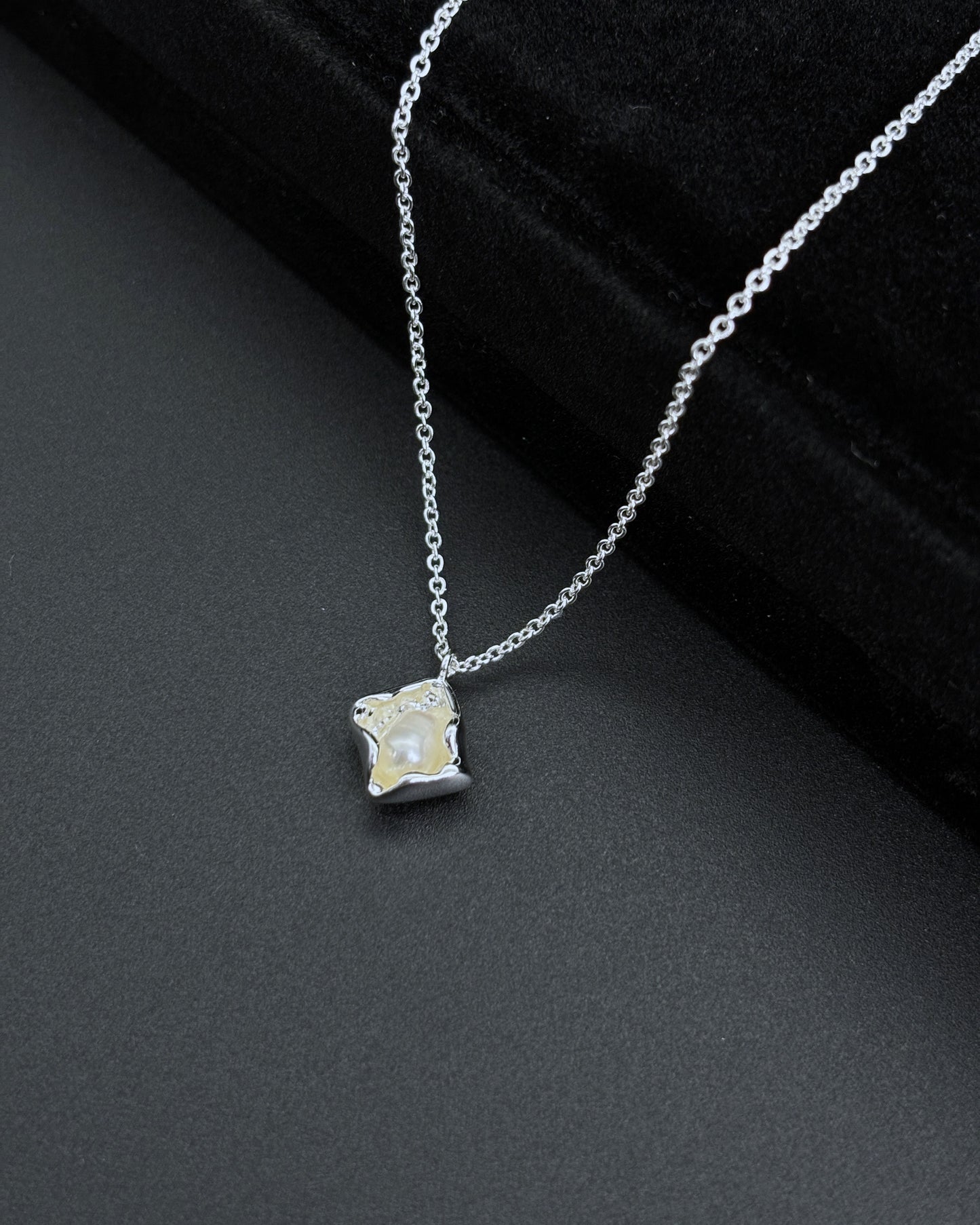 Package Geometric Design Pearl Hoisting