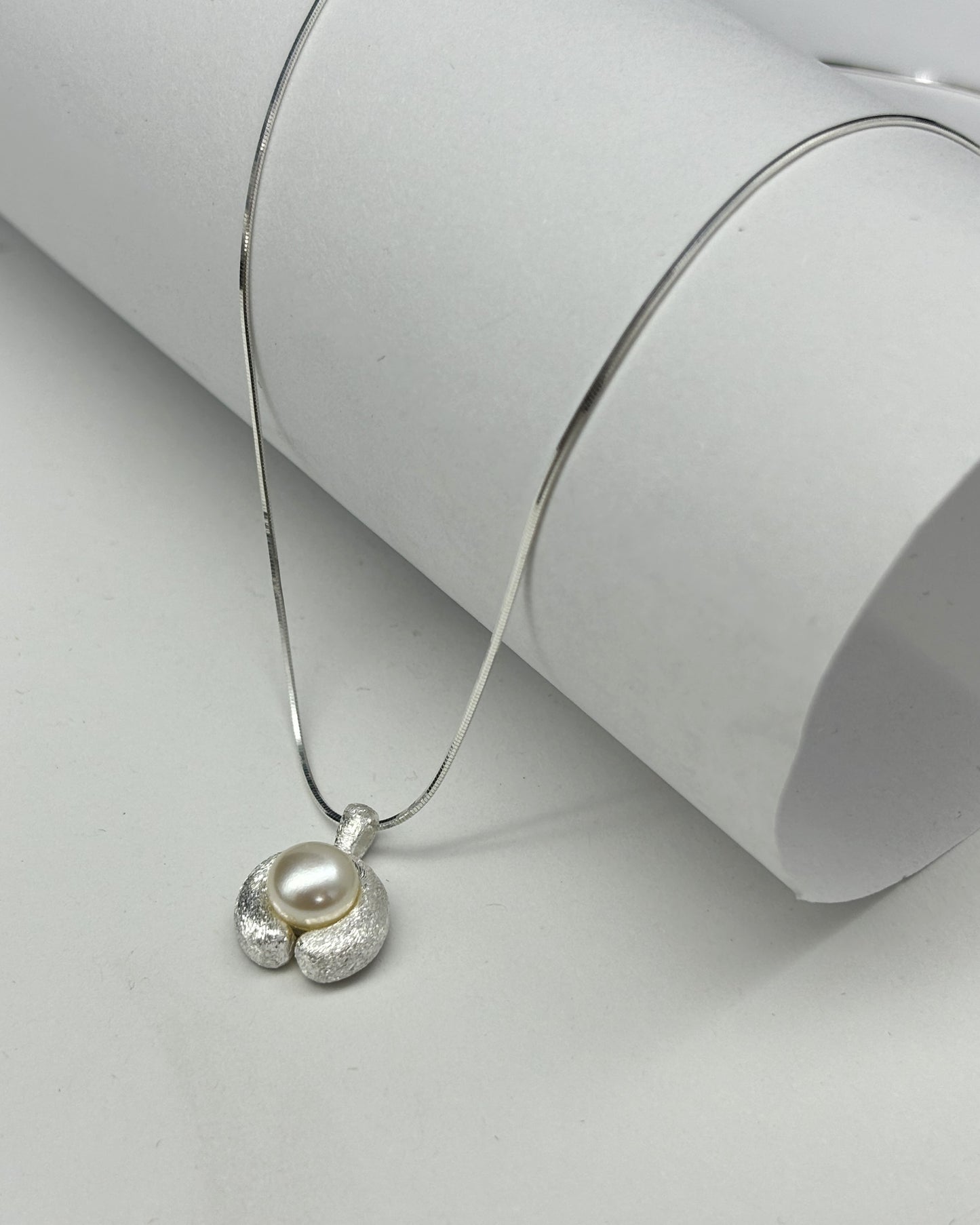 Natural pearl matte gentle wind necklace