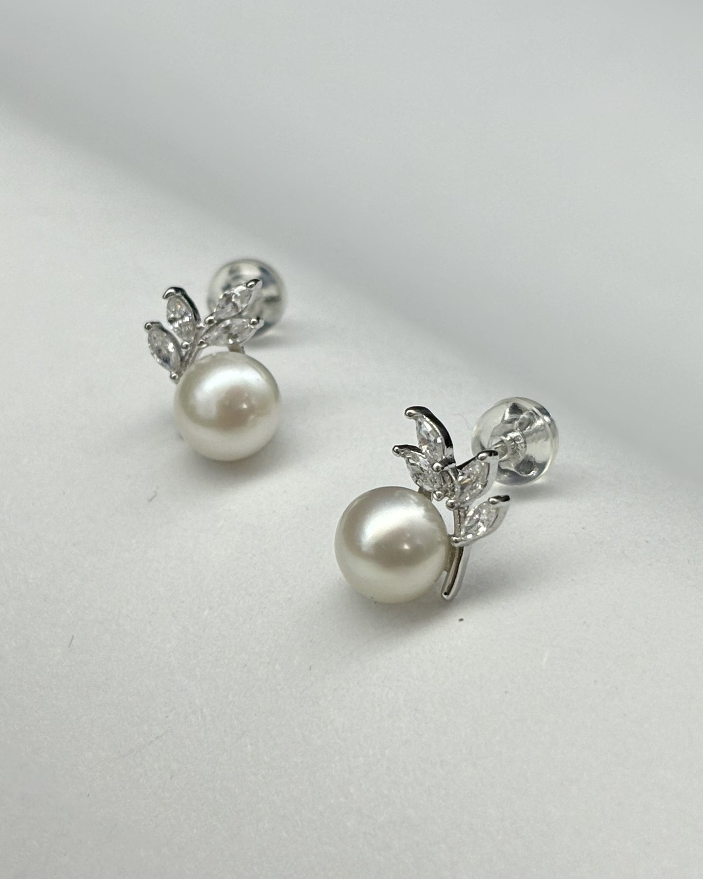 Leaf pearl earrings