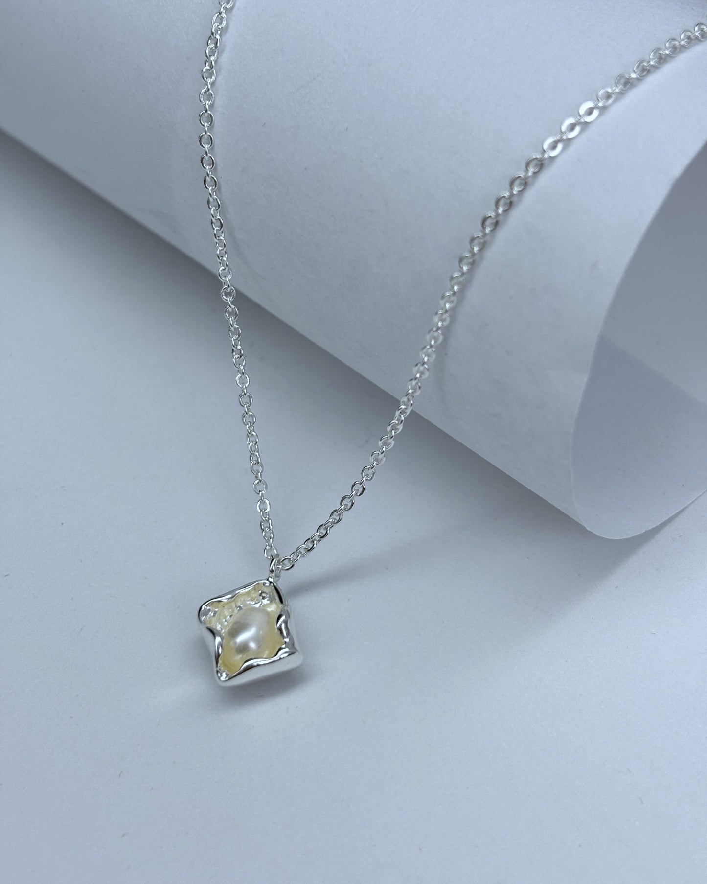 Package Geometric Design Pearl Hoisting