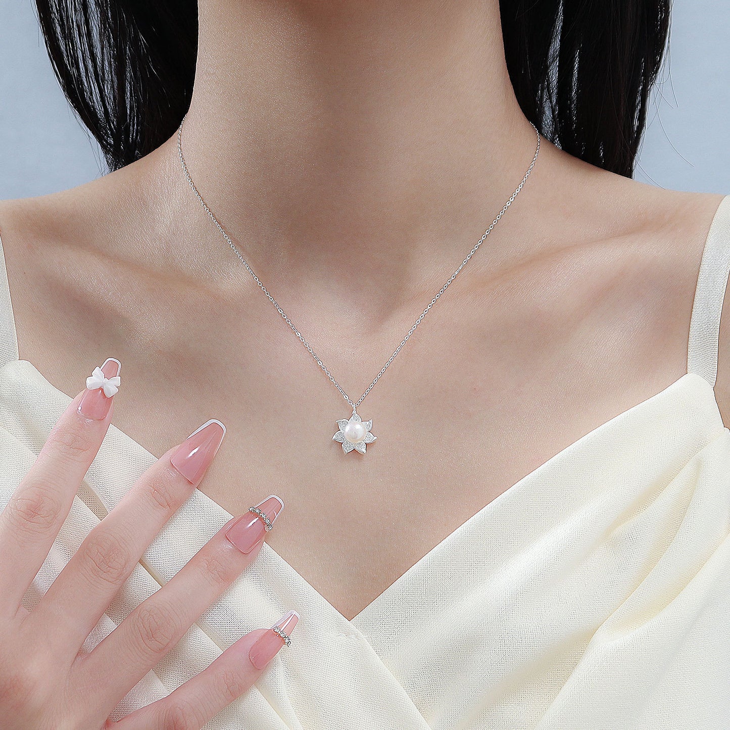 Lotus design pearl pendant