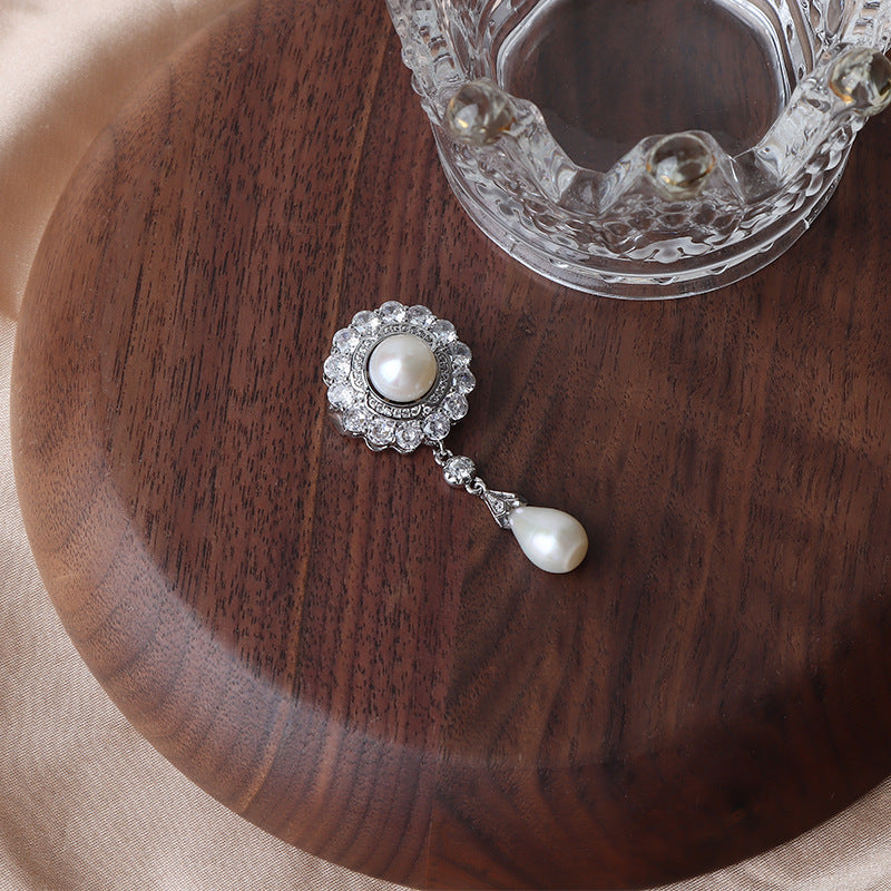 Elegant Natural Pearl Design Brooch
