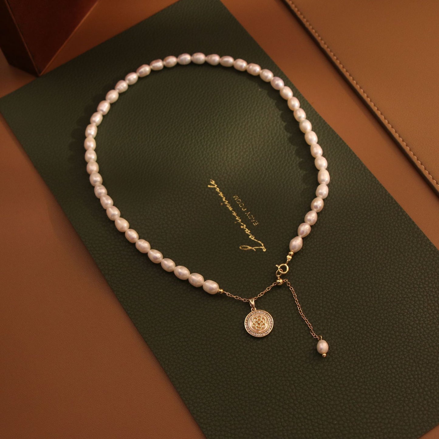Premium Clavicle Badge Pearl Necklace