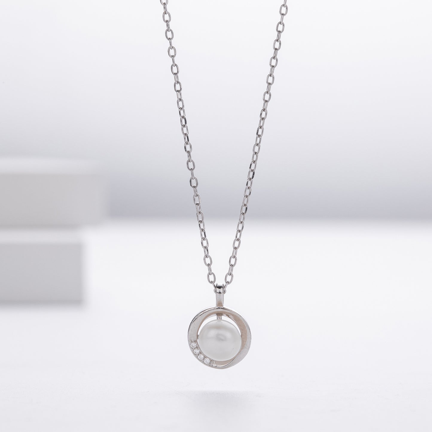 Natural Pearl Fashion Design Silver Necklace