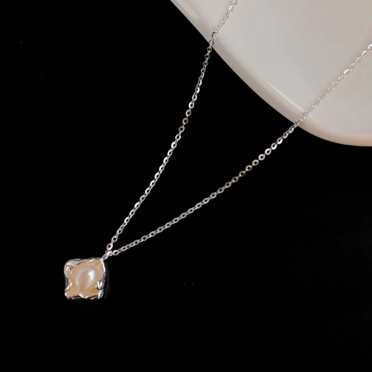 Package Geometric Design Pearl Hoisting