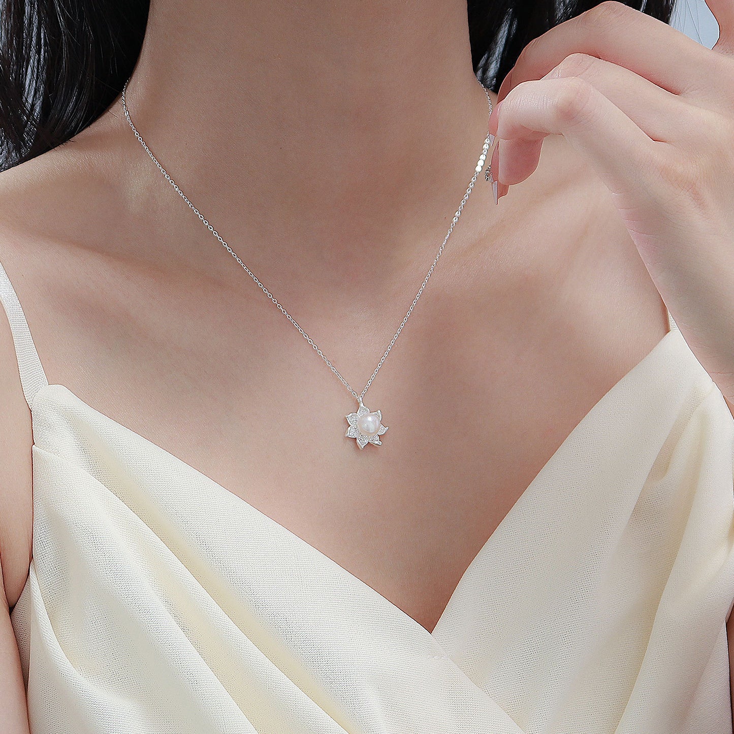 Lotus design pearl pendant