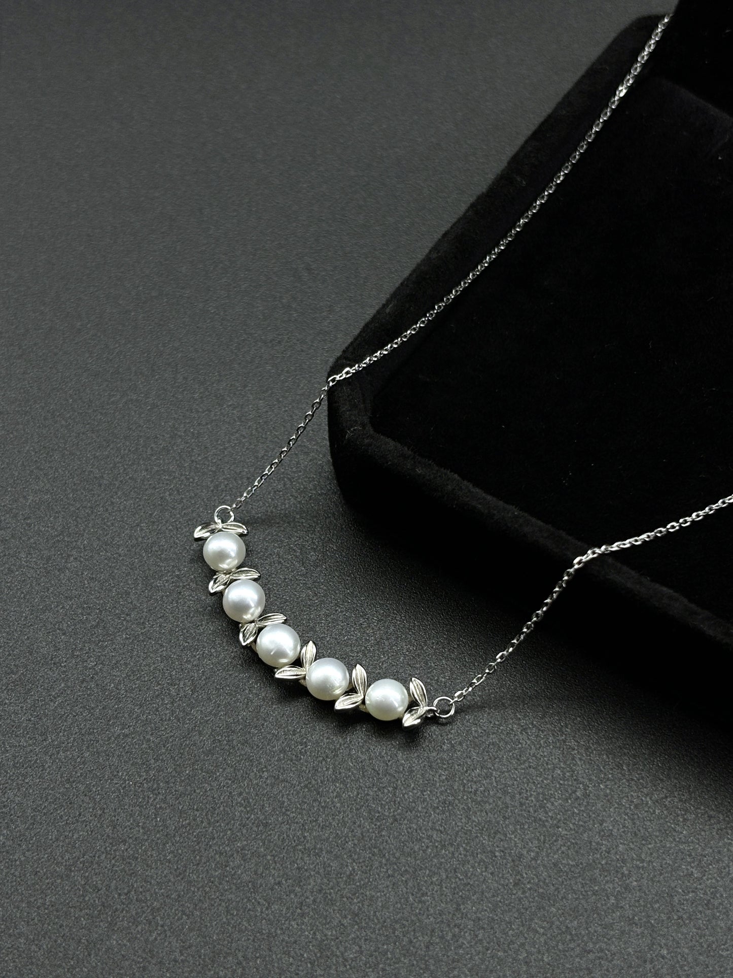 Leaf Tandem Design Pearl Necklace