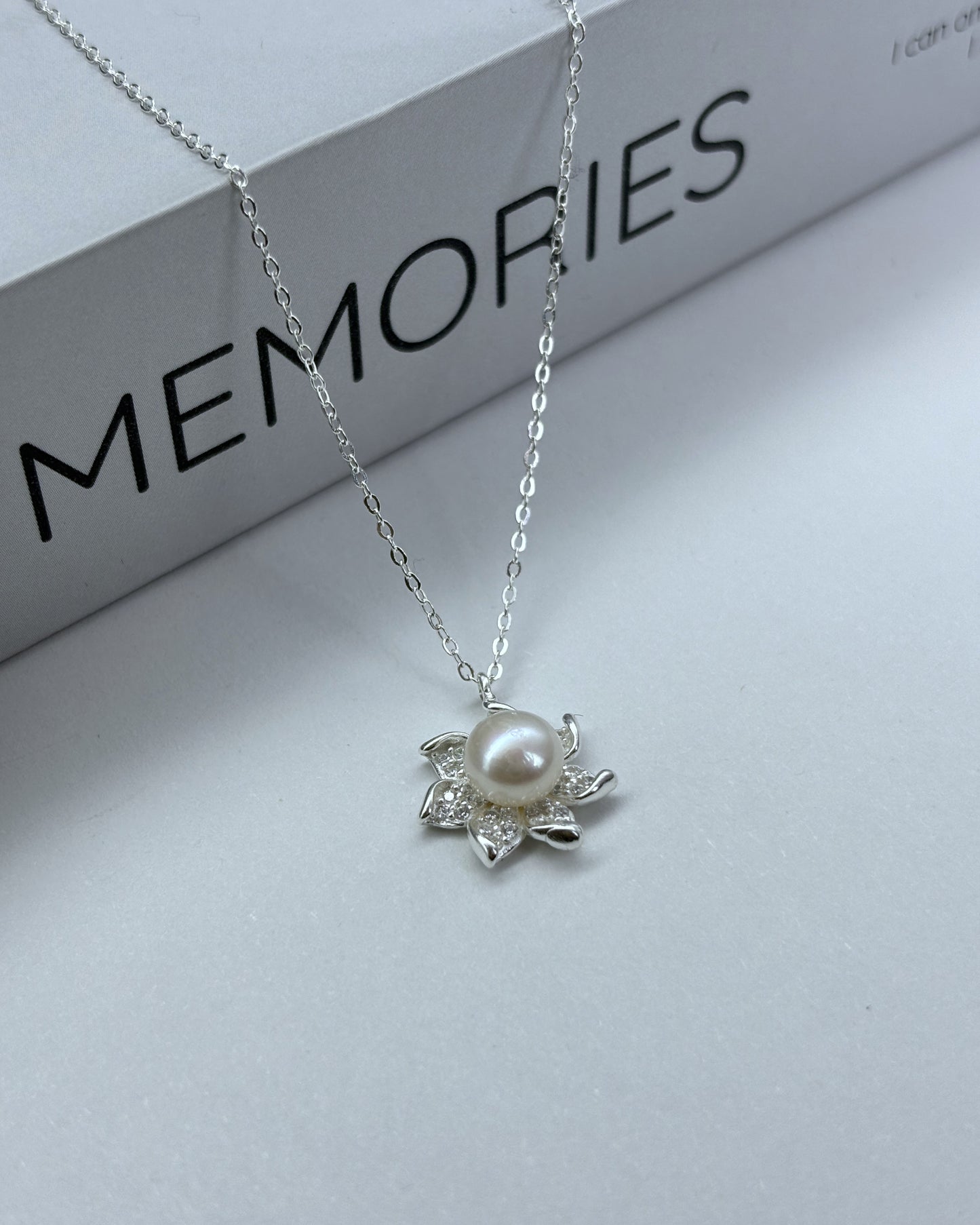 Lotus design pearl pendant