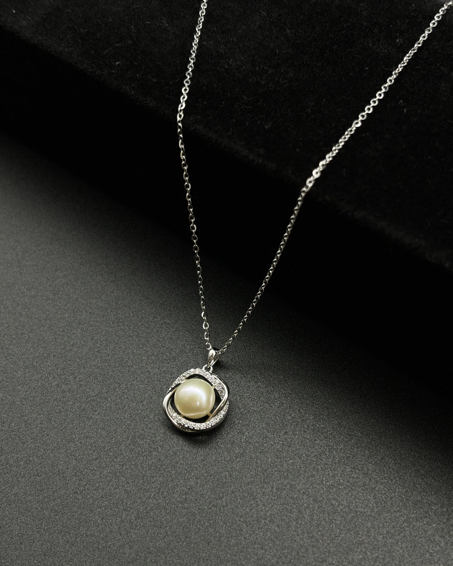 Camellia design pearl necklace