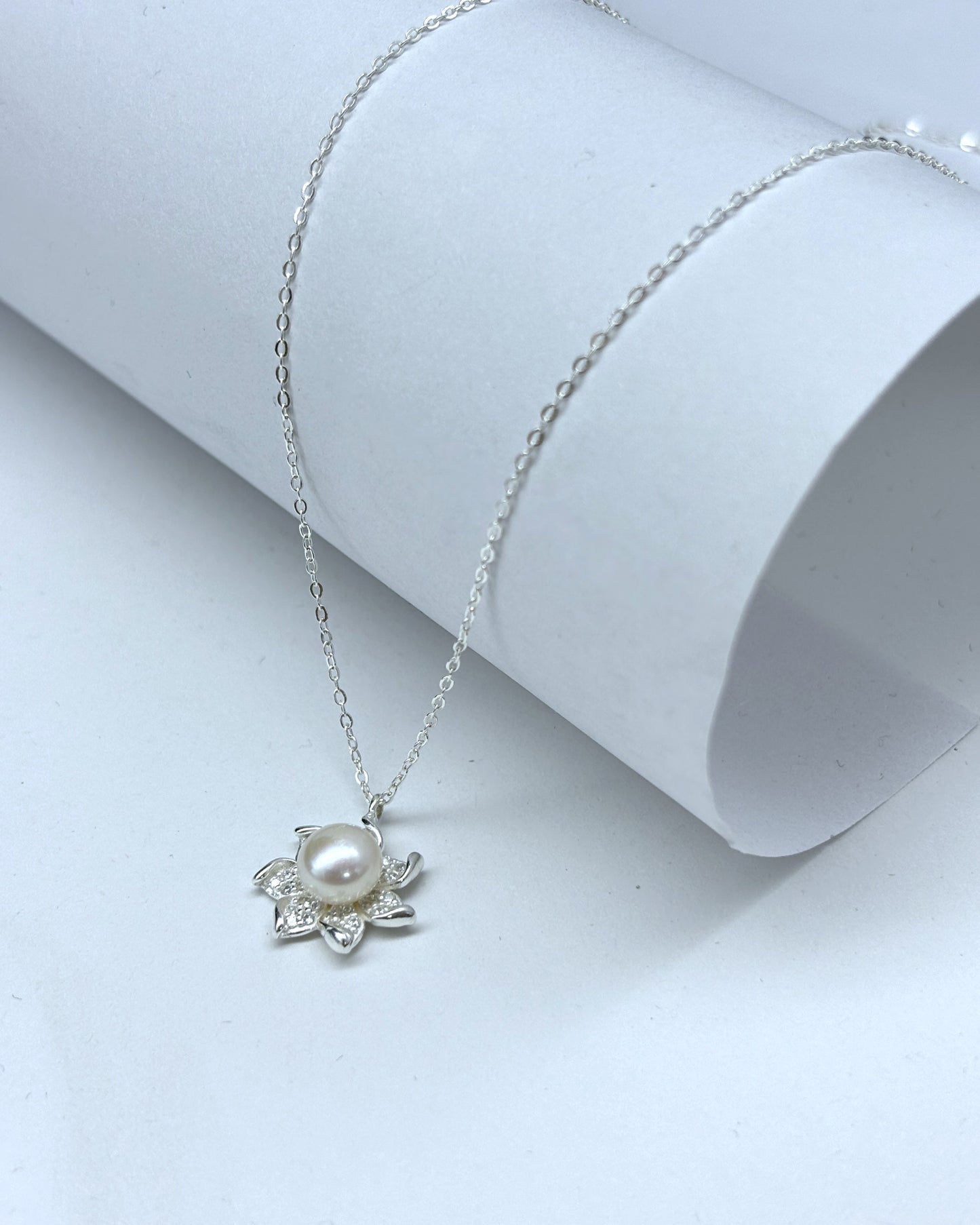Lotus design pearl pendant