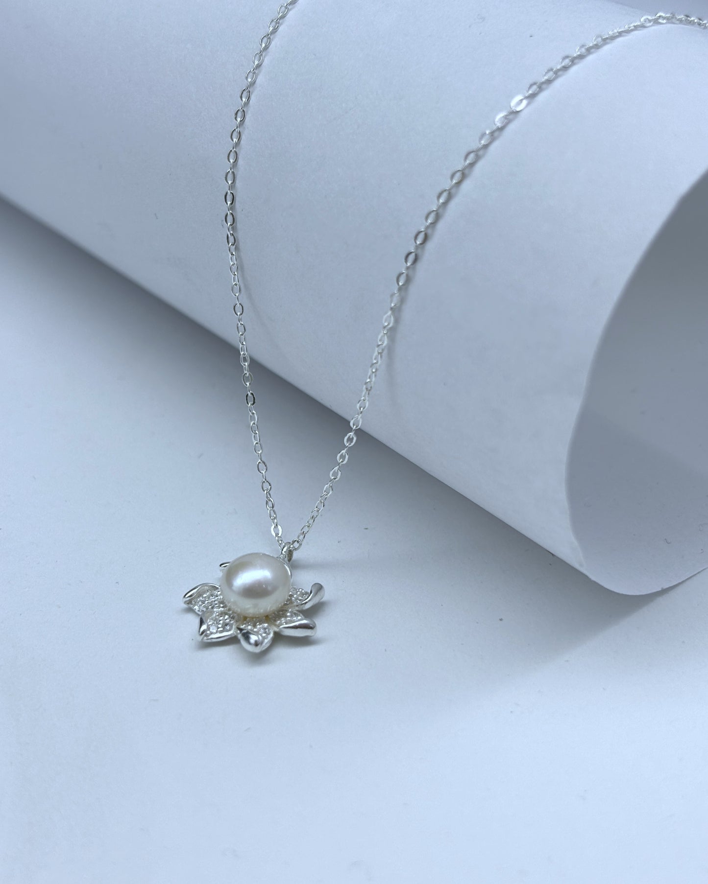 Lotus design pearl pendant