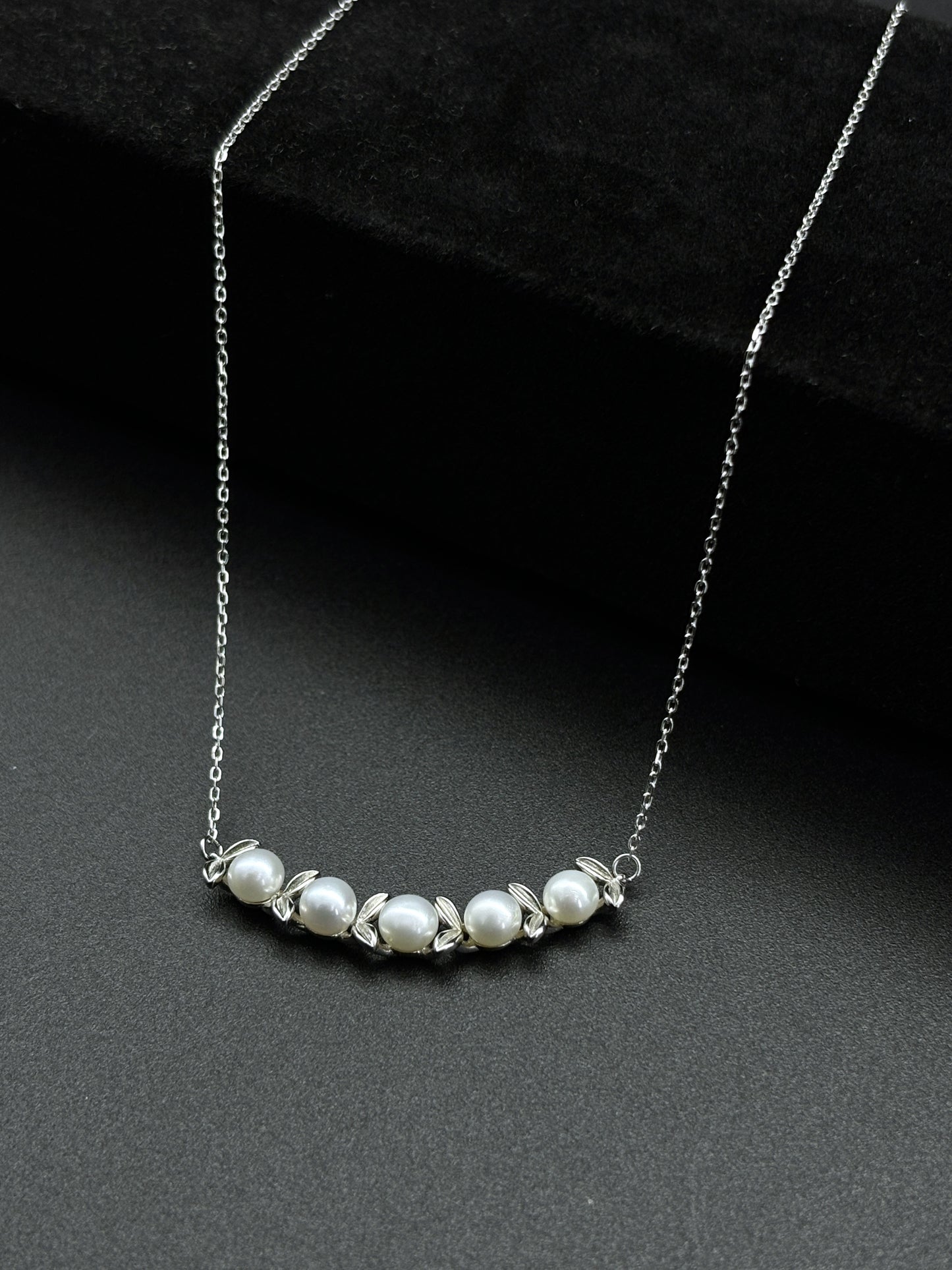 Leaf Tandem Design Pearl Necklace