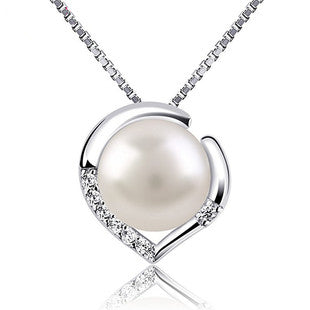 Heart-shaped natural freshwater pearl pendant