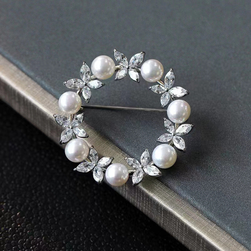 Natural steamed bread pearl garland brooch