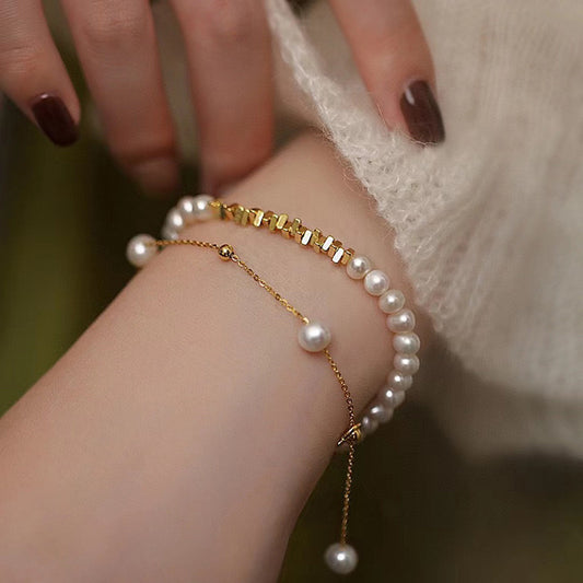 Natural pearl light luxury design bracelet.