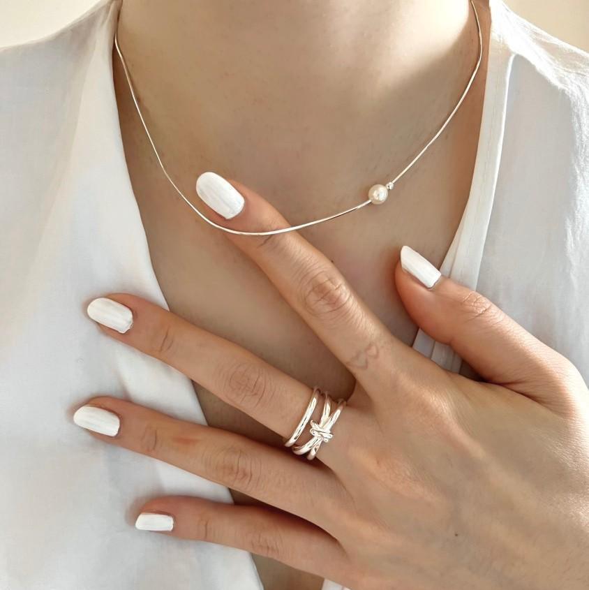 Simple design pearl necklace