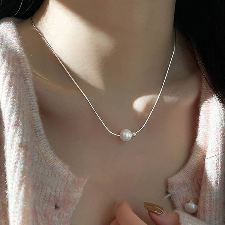 Simple design pearl necklace