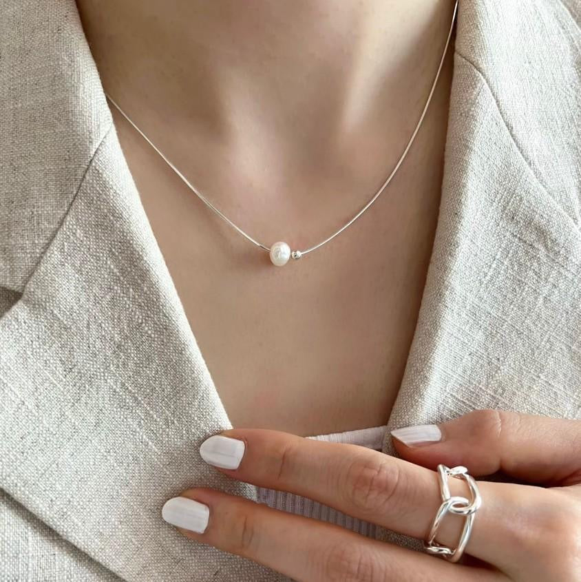 Simple design pearl necklace