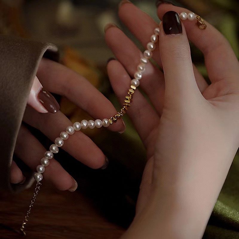 Natural pearl light luxury design bracelet.