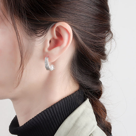 Pearl stud earrings with wrinkled design
